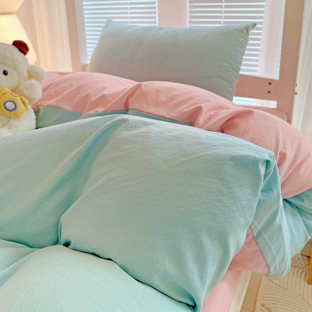 91家纺网 家纺一手货源 找家纺 纽缦家纺 2025新款纯色双拼水洗亲柔棉三件套宿舍三件套上下铺三件套 纯色双拼-苹果绿粉