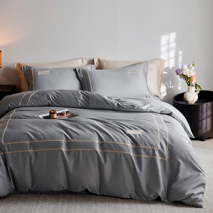 91家纺网 家纺一手货源 找家纺 千朵森 2025新款轻奢60长绒棉纯棉大版刺绣刺绣四件套-致简风华 致简风华-浅灰