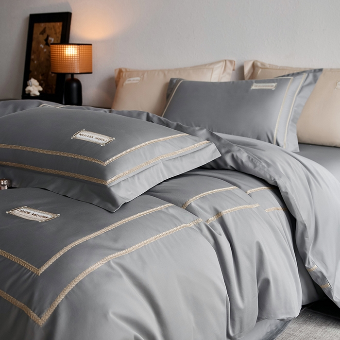 91家纺网 家纺一手货源 找家纺 千朵森 2025新款轻奢60长绒棉纯棉大版刺绣刺绣四件套-致简风华 致简风华-浅灰