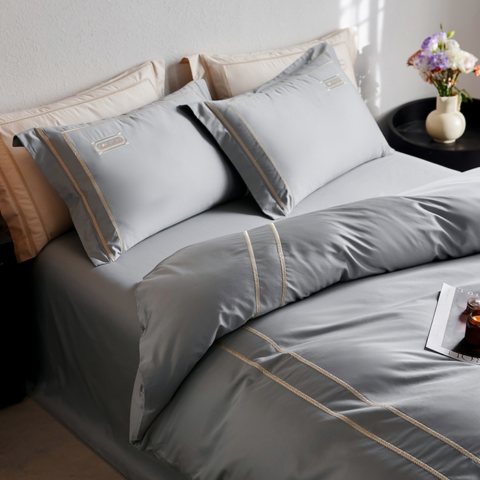 91家纺网 家纺一手货源 找家纺 千朵森 2025新款轻奢60长绒棉纯棉大版刺绣刺绣四件套-致简风华 致简风华-浅灰