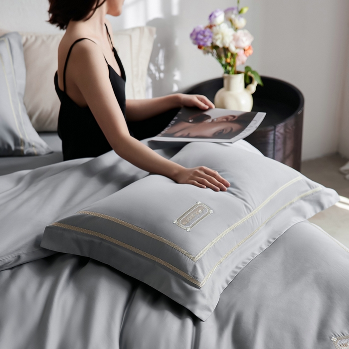 91家纺网 家纺一手货源 找家纺 千朵森 2025新款轻奢60长绒棉纯棉大版刺绣刺绣四件套-致简风华 致简风华-浅灰