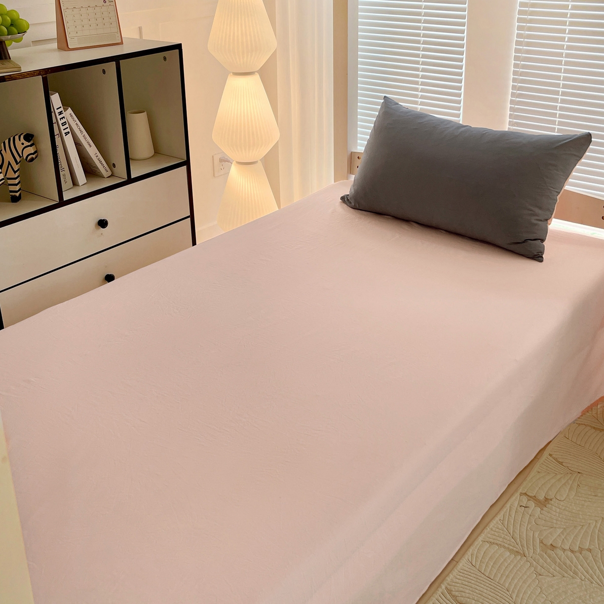 91家纺网 家纺一手货源 找家纺 纽缦家纺 2025新款纯色双拼水洗亲柔棉三件套宿舍三件套上下铺三件套 纯色双拼-浅灰粉