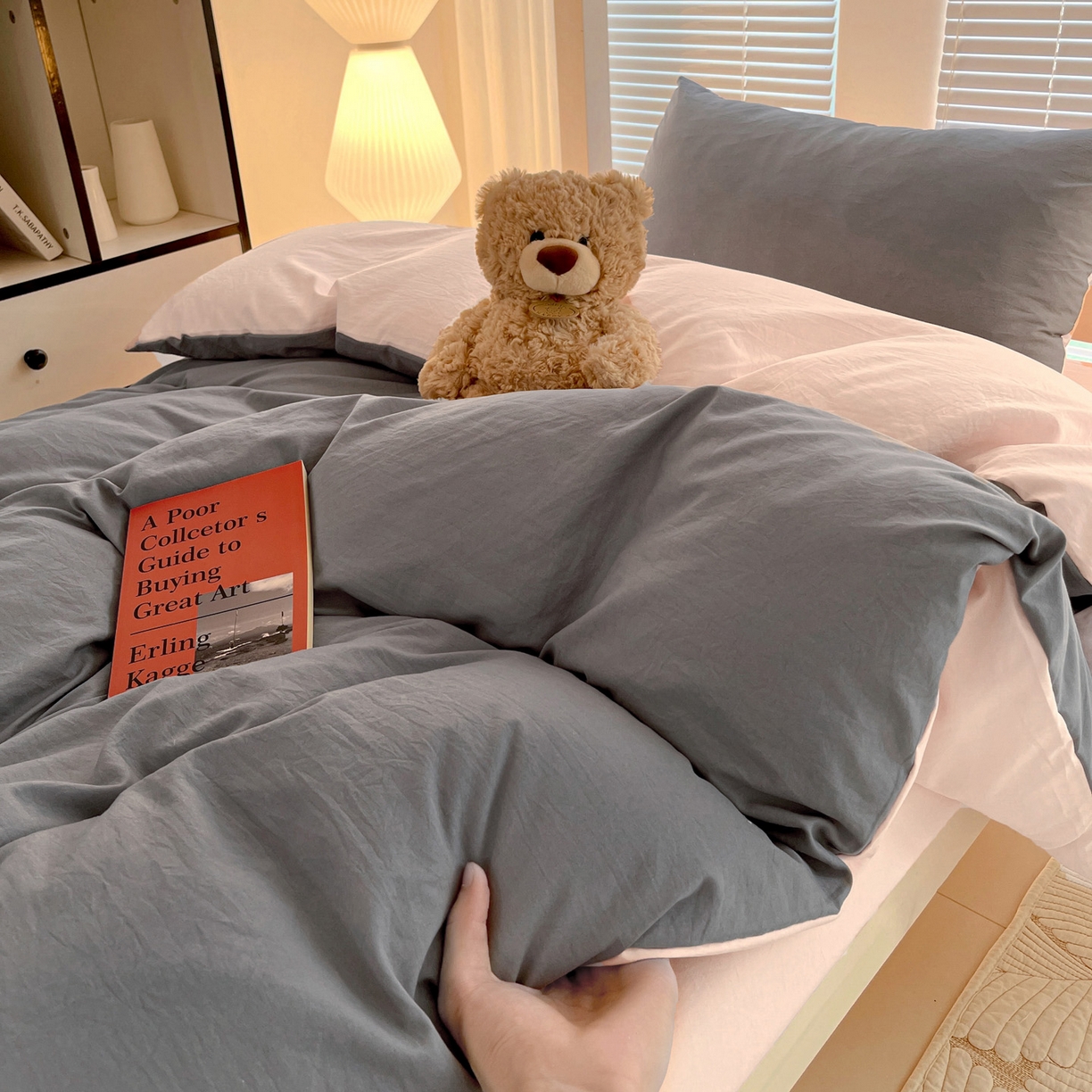 91家纺网 家纺一手货源 找家纺 纽缦家纺 2025新款纯色双拼水洗亲柔棉三件套宿舍三件套上下铺三件套 纯色双拼-浅灰粉