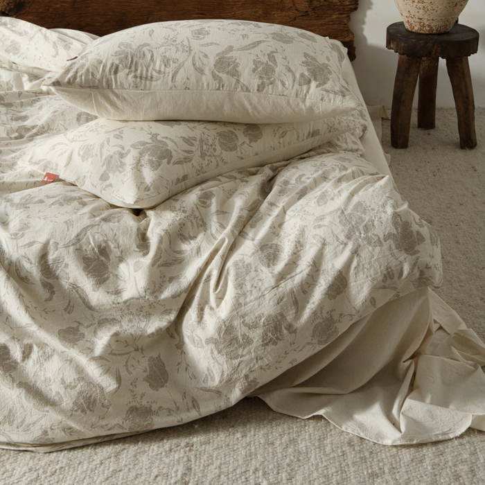 91家纺网 家纺一手货源 找家纺 羚羊语家纺 2025新款A类棉麻高支密原生棉花亚麻四件套复古色织数码印花文艺风绉绉汉麻亚麻自 枕边书