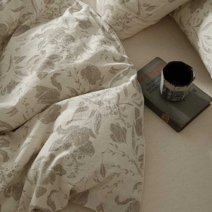 91家纺网 家纺一手货源 找家纺 羚羊语家纺 2025新款A类棉麻高支密原生棉花亚麻四件套复古色织数码印花文艺风绉绉汉麻亚麻自 枕边书