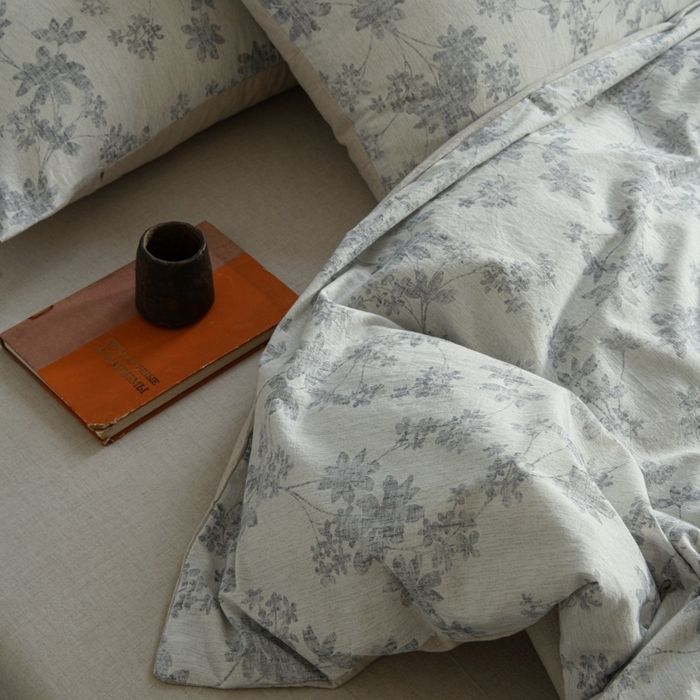 91家纺网 家纺一手货源 找家纺 羚羊语家纺 2025新款A类棉麻高支密原生棉花亚麻四件套复古色织数码印花文艺风绉绉汉麻亚麻自 小津蓝