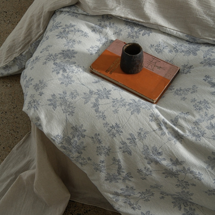 91家纺网 家纺一手货源 找家纺 羚羊语家纺 2025新款A类棉麻高支密原生棉花亚麻四件套复古色织数码印花文艺风绉绉汉麻亚麻自 小津蓝