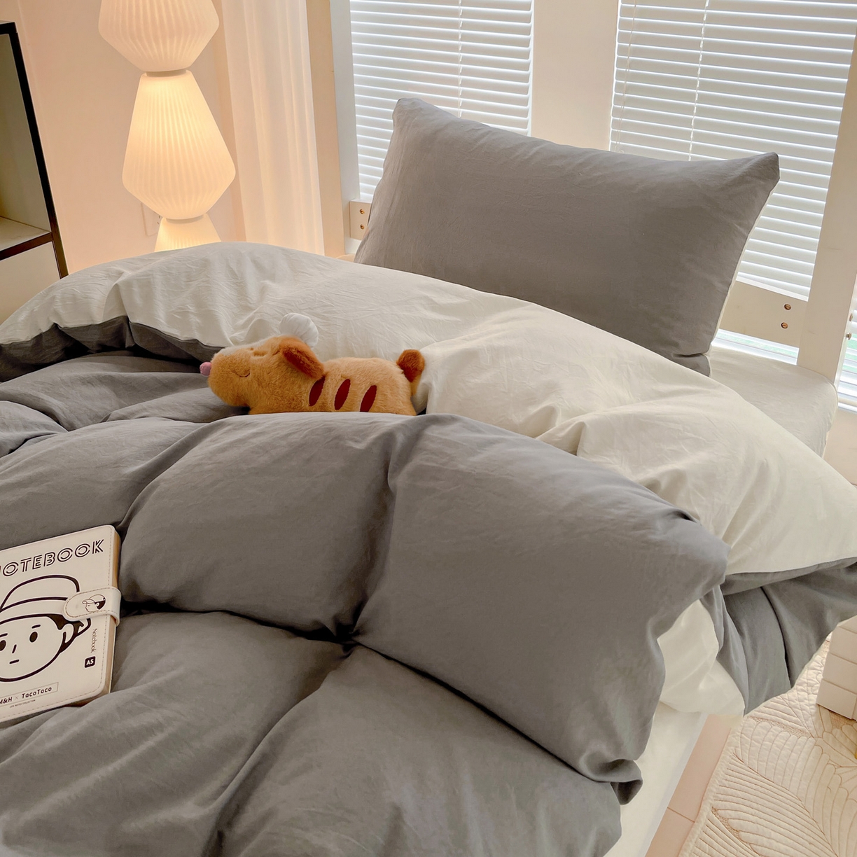 91家纺网 家纺一手货源 找家纺 纽缦家纺 2025新款纯色双拼水洗亲柔棉三件套宿舍三件套上下铺三件套 纯色双拼-浅灰米