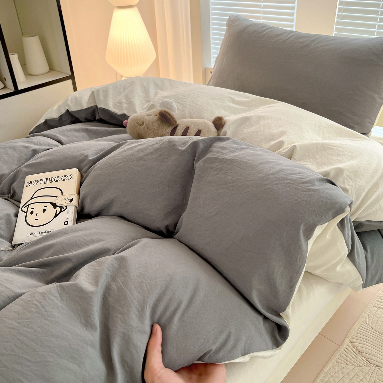 91家纺网 家纺一手货源 找家纺 纽缦家纺 2025新款纯色双拼水洗亲柔棉三件套宿舍三件套上下铺三件套 纯色双拼-浅灰米