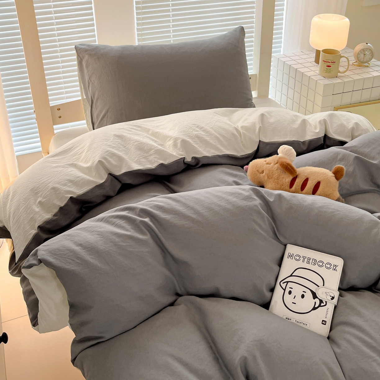 91家纺网 家纺一手货源 找家纺 纽缦家纺 2025新款纯色双拼水洗亲柔棉三件套宿舍三件套上下铺三件套 纯色双拼-浅灰米