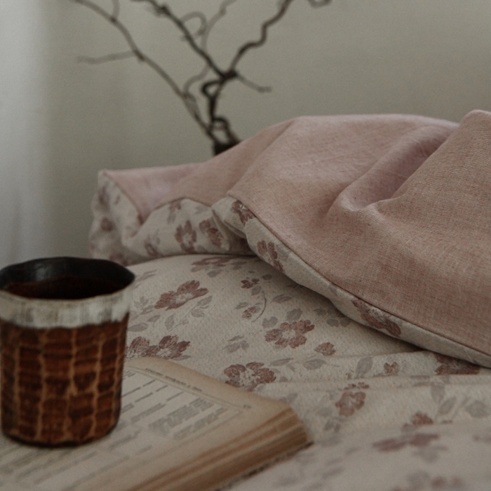 91家纺网 家纺一手货源 找家纺 羚羊语家纺 2025新款A类棉麻高支密原生棉花亚麻四件套复古色织数码印花文艺风绉绉汉麻亚麻自 纸月