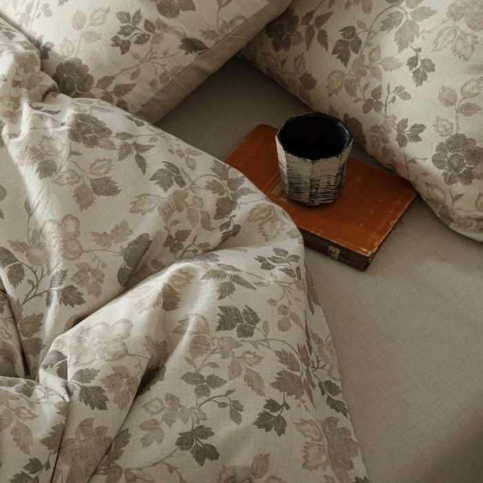 91家纺网 家纺一手货源 找家纺 羚羊语家纺 2025新款A类棉麻高支密原生棉花亚麻四件套复古色织数码印花文艺风绉绉汉麻亚麻自 絮语