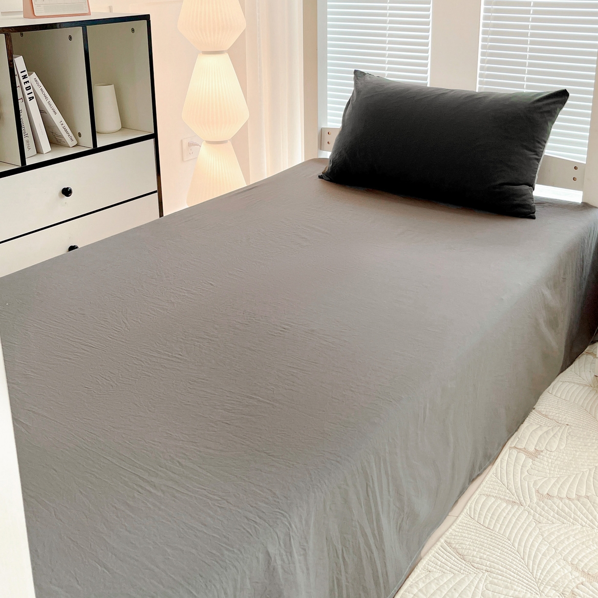 91家纺网 家纺一手货源 找家纺 纽缦家纺 2025新款纯色双拼水洗亲柔棉三件套宿舍三件套上下铺三件套 纯色双拼-深浅灰