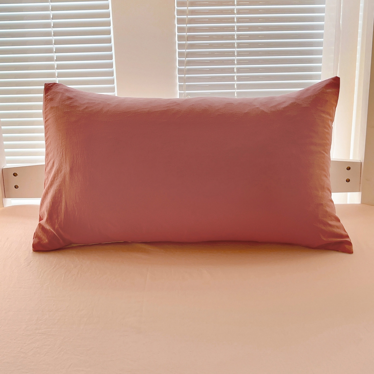 91家纺网 家纺一手货源 找家纺 纽缦家纺 2025新款纯色双拼水洗亲柔棉三件套宿舍三件套上下铺三件套 纯色双拼-砖红粉