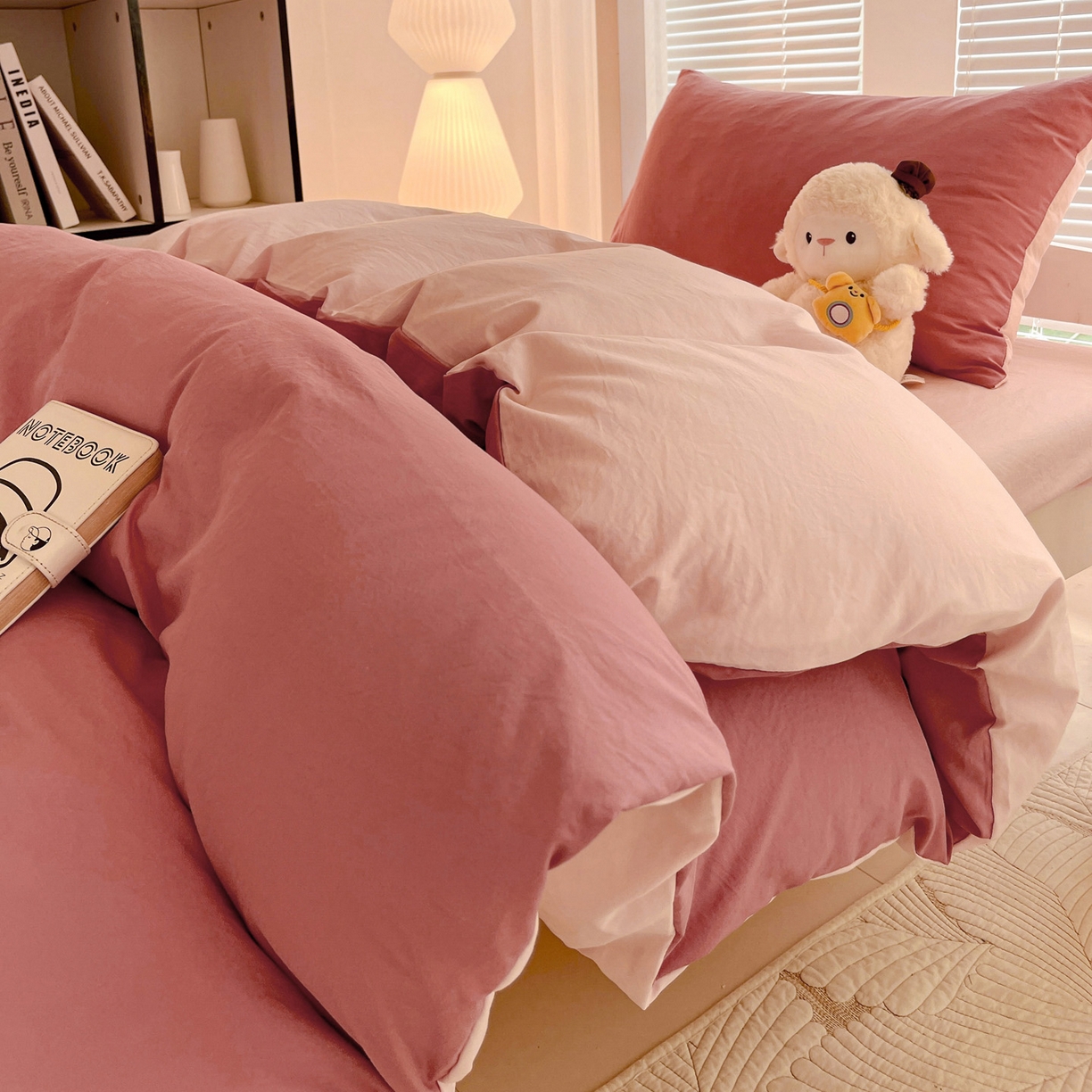 91家纺网 家纺一手货源 找家纺 纽缦家纺 2025新款纯色双拼水洗亲柔棉三件套宿舍三件套上下铺三件套 纯色双拼-砖红粉