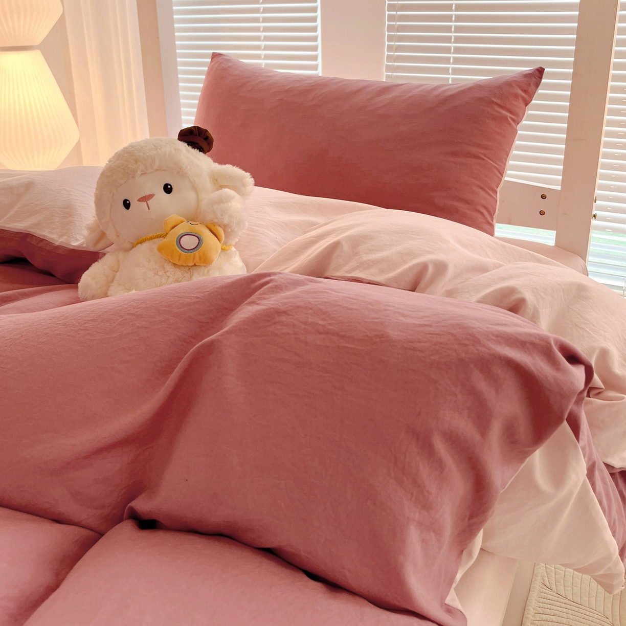 91家纺网 家纺一手货源 找家纺 纽缦家纺 2025新款纯色双拼水洗亲柔棉三件套宿舍三件套上下铺三件套 纯色双拼-砖红粉