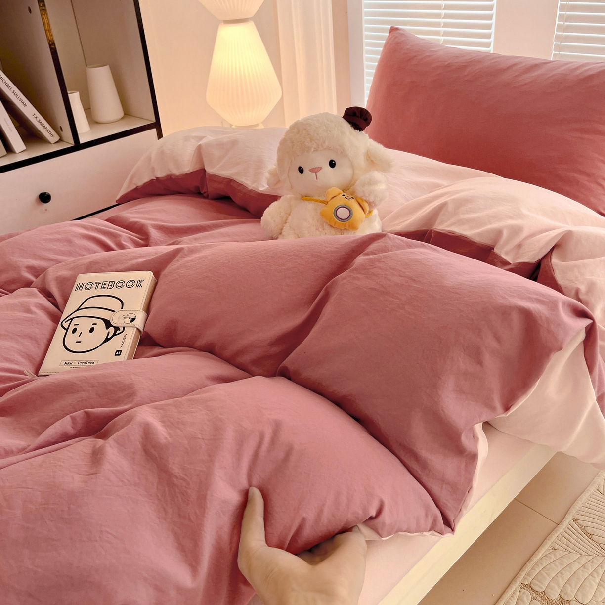 91家纺网 家纺一手货源 找家纺 纽缦家纺 2025新款纯色双拼水洗亲柔棉三件套宿舍三件套上下铺三件套 纯色双拼-砖红粉