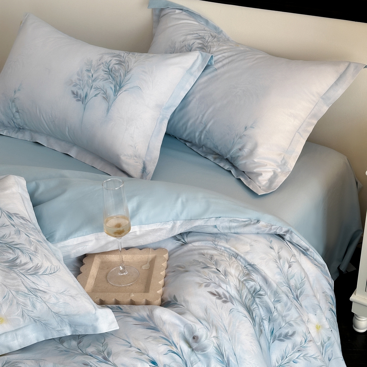 91家纺网 家纺一手货源 找家纺 金鑫汇家纺 2025新款13372全棉纯棉高端数码印花四件套 幽兰生香-蓝