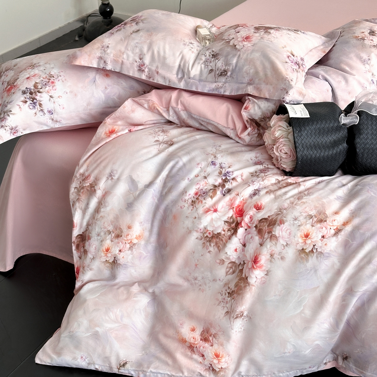 91家纺网 家纺一手货源 找家纺 金鑫汇家纺 2025新款13372全棉纯棉高端数码印花四件套 轻梦花海-粉