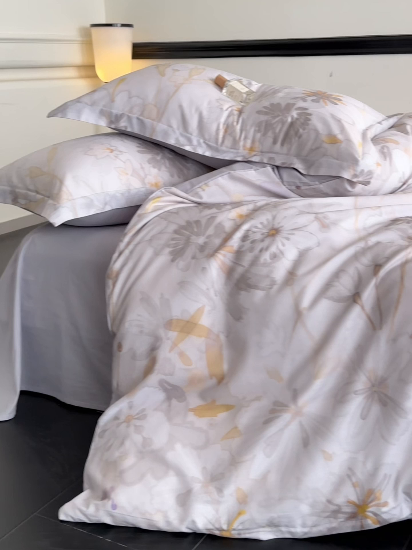 91家纺网 家纺一手货源 找家纺 金鑫汇家纺 2025新款13372全棉纯棉高端数码印花四件套 木槿-灰