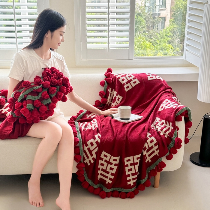 91家纺网 家纺一手货源 找家纺 （总）丹本家纺 2025新款红双囍玫瑰花花束毯子结婚订婚毛毯披肩盖毯