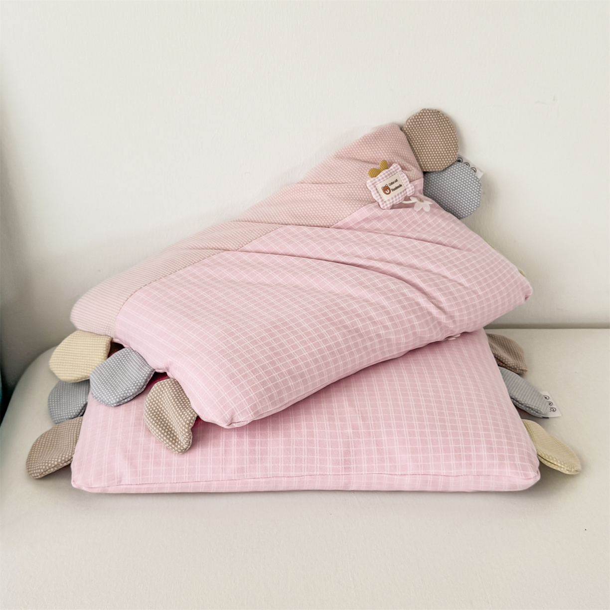 91家纺网 家纺一手货源 找家纺 麦肯锡 2025新款暖绒礼物熊安抚儿童荞麦枕 枕头枕芯 礼物熊-粉色