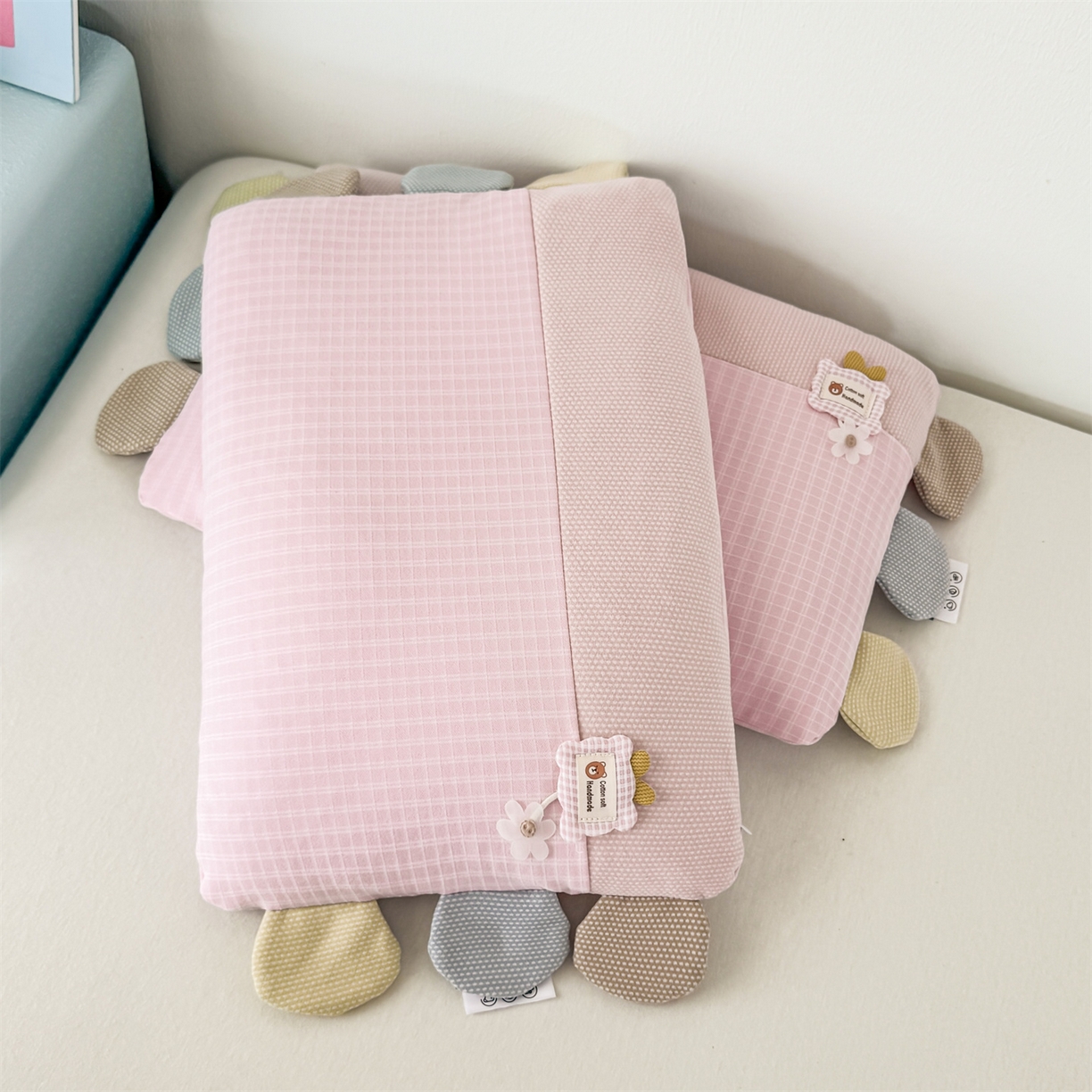 91家纺网 家纺一手货源 找家纺 麦肯锡 2025新款暖绒礼物熊安抚儿童荞麦枕 枕头枕芯 礼物熊-粉色