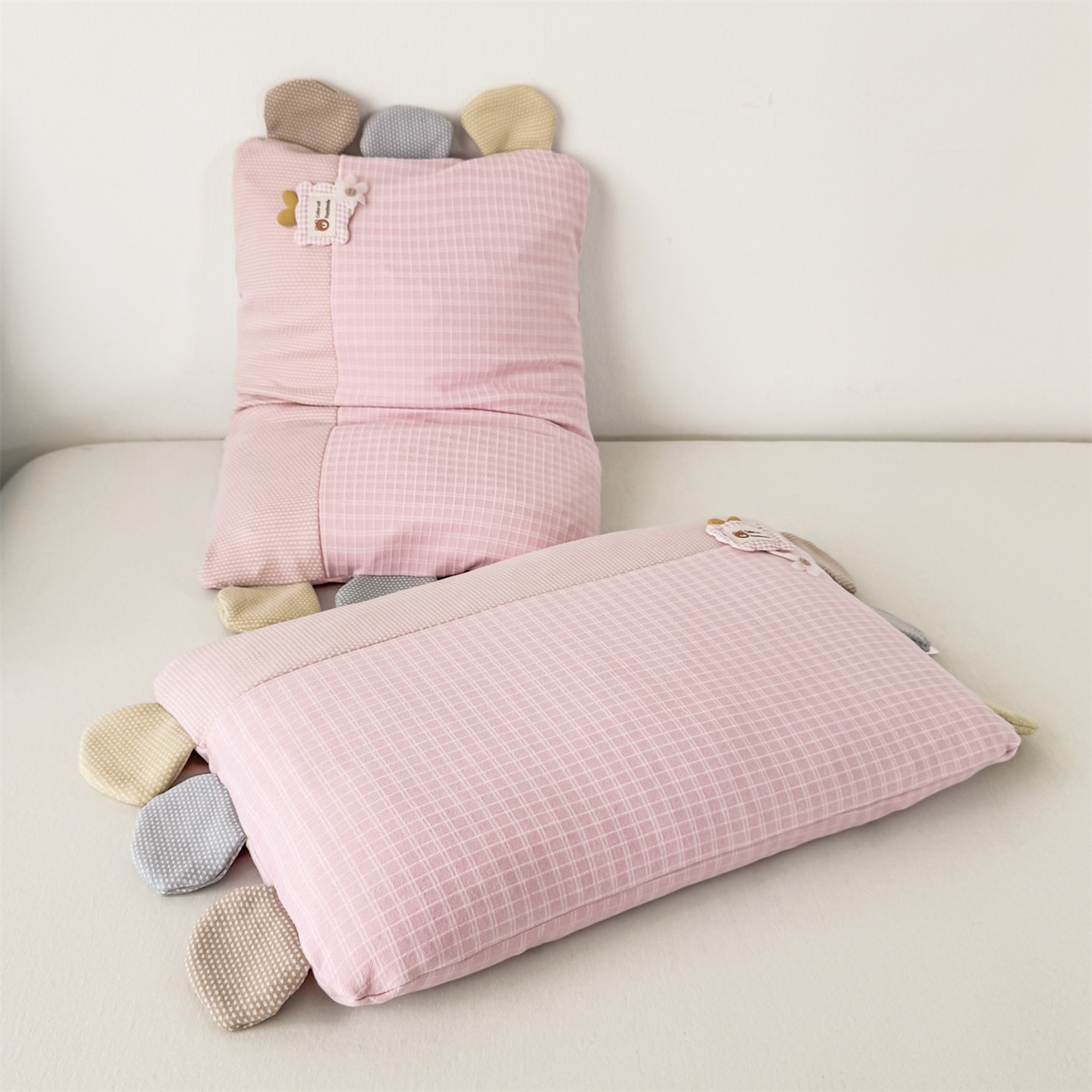 91家纺网 家纺一手货源 找家纺 麦肯锡 2025新款暖绒礼物熊安抚儿童荞麦枕 枕头枕芯 礼物熊-粉色