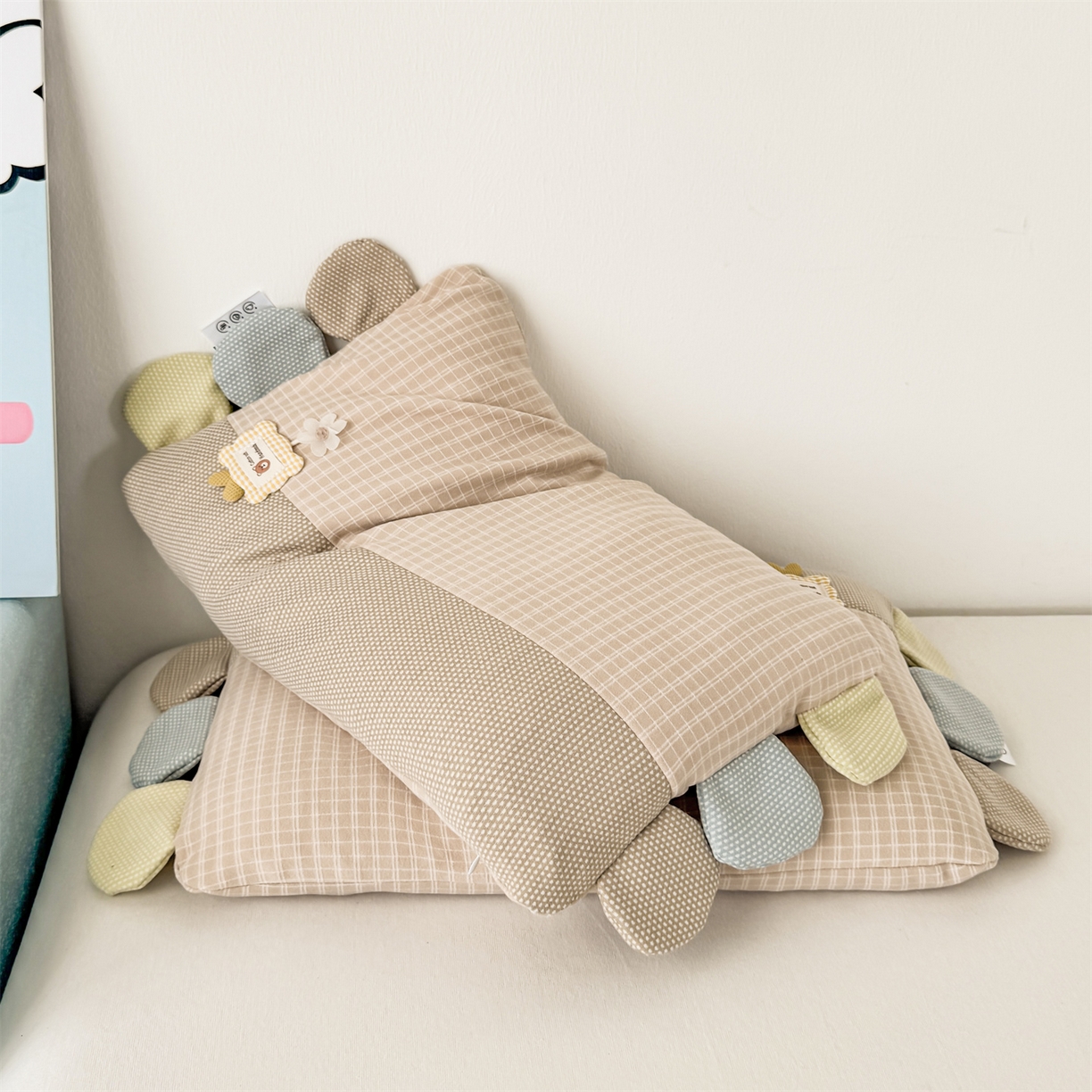 91家纺网 家纺一手货源 找家纺 麦肯锡 2025新款暖绒礼物熊安抚儿童荞麦枕 枕头枕芯 礼物熊-浅咖