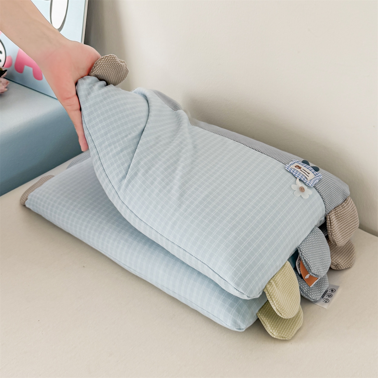 91家纺网 家纺一手货源 找家纺 麦肯锡 2025新款暖绒礼物熊安抚儿童荞麦枕 枕头枕芯 礼物熊-蓝色