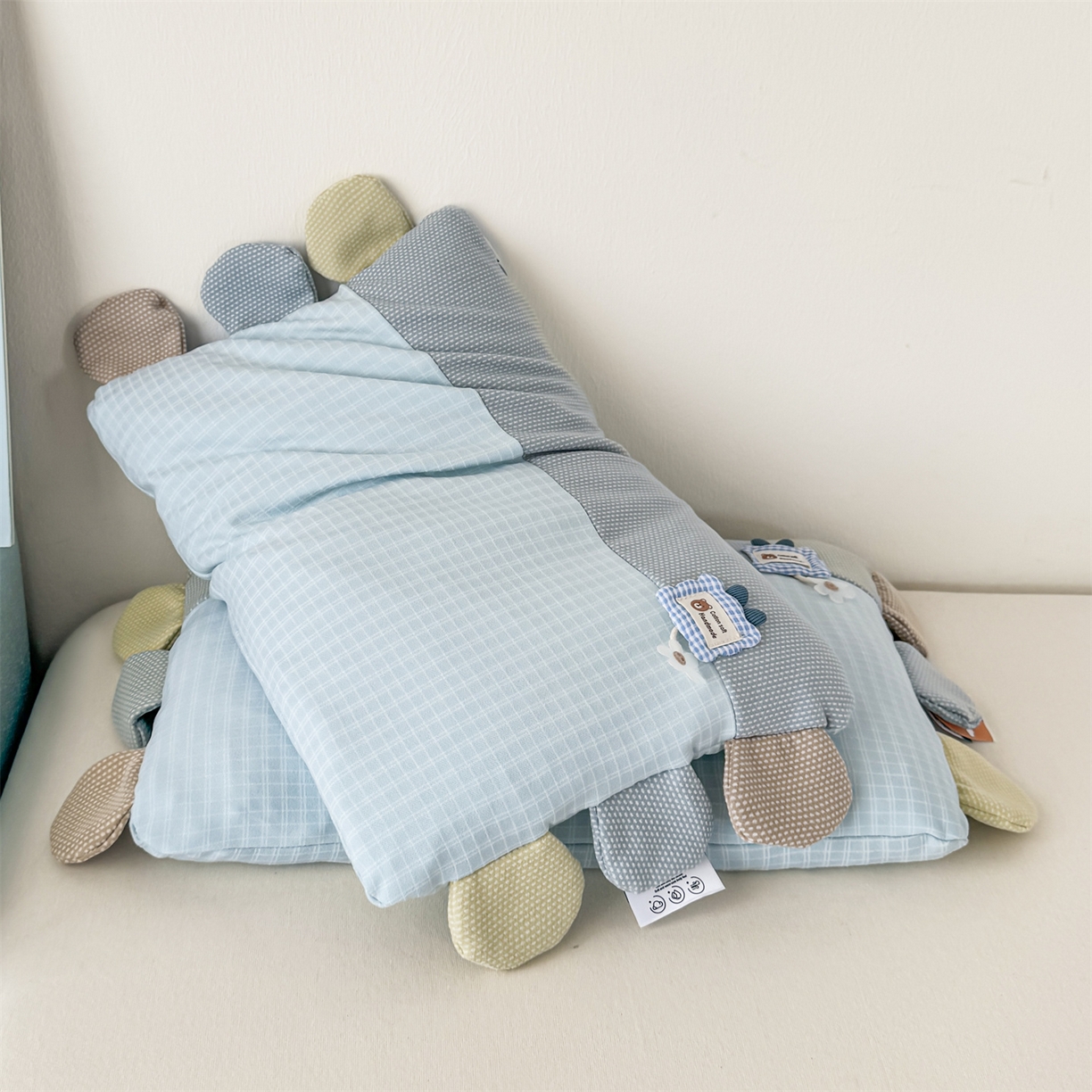 91家纺网 家纺一手货源 找家纺 麦肯锡 2025新款暖绒礼物熊安抚儿童荞麦枕 枕头枕芯 礼物熊-蓝色