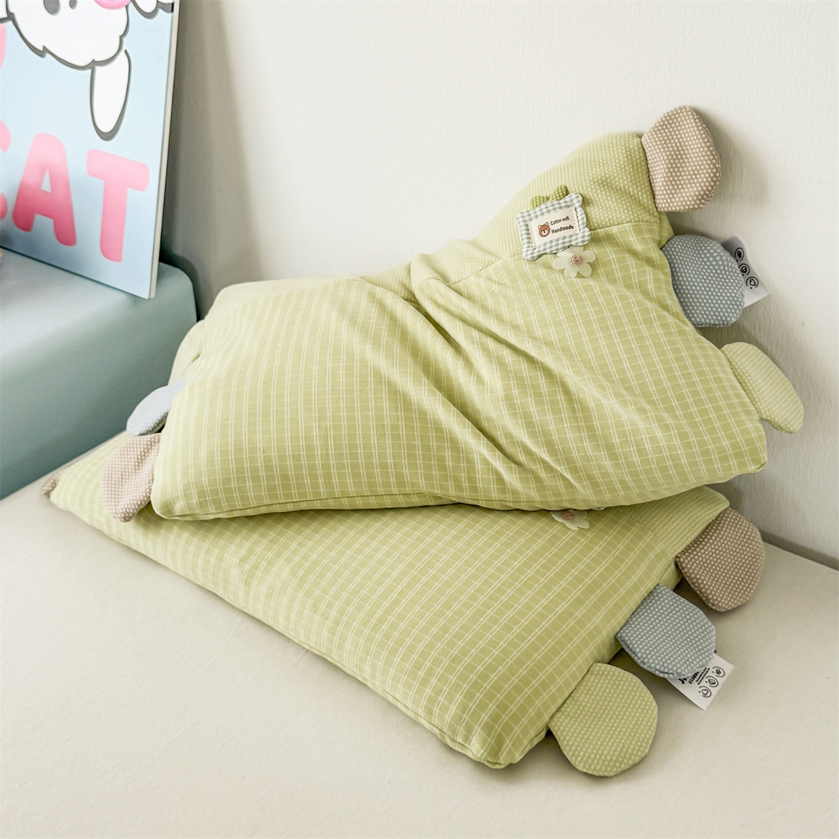 91家纺网 家纺一手货源 找家纺 麦肯锡 2025新款暖绒礼物熊安抚儿童荞麦枕 枕头枕芯 礼物熊-浅绿