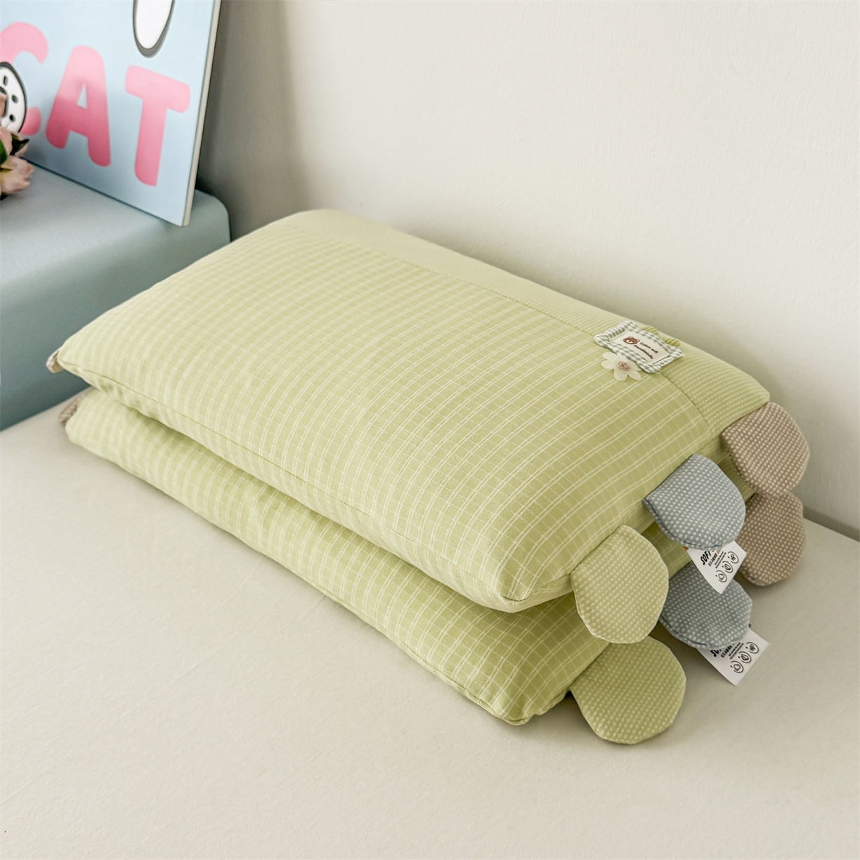 91家纺网 家纺一手货源 找家纺 麦肯锡 2025新款暖绒礼物熊安抚儿童荞麦枕 枕头枕芯 礼物熊-浅绿