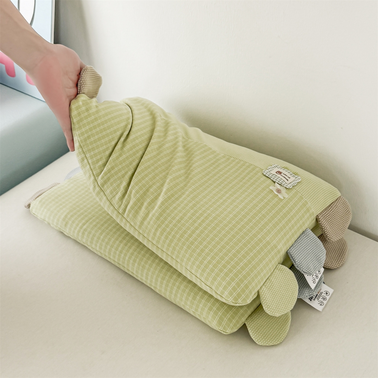 91家纺网 家纺一手货源 找家纺 麦肯锡 2025新款暖绒礼物熊安抚儿童荞麦枕 枕头枕芯 礼物熊-浅绿