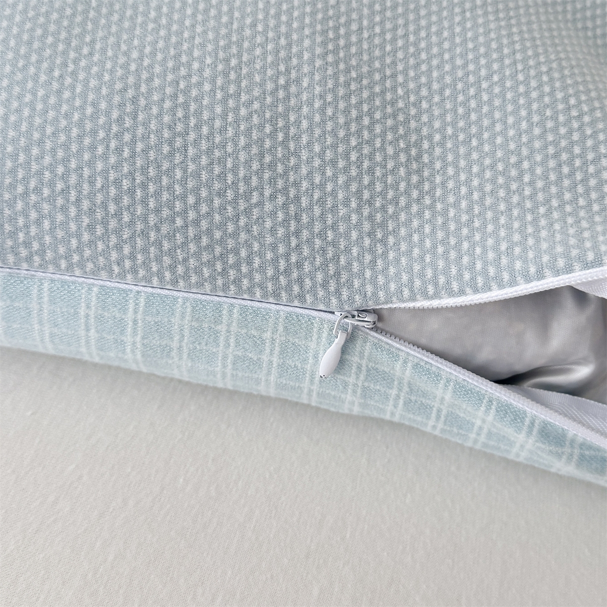 91家纺网 家纺一手货源 找家纺 麦肯锡 2025新款暖绒礼物熊安抚儿童荞麦枕 枕头枕芯 礼物熊-蓝色