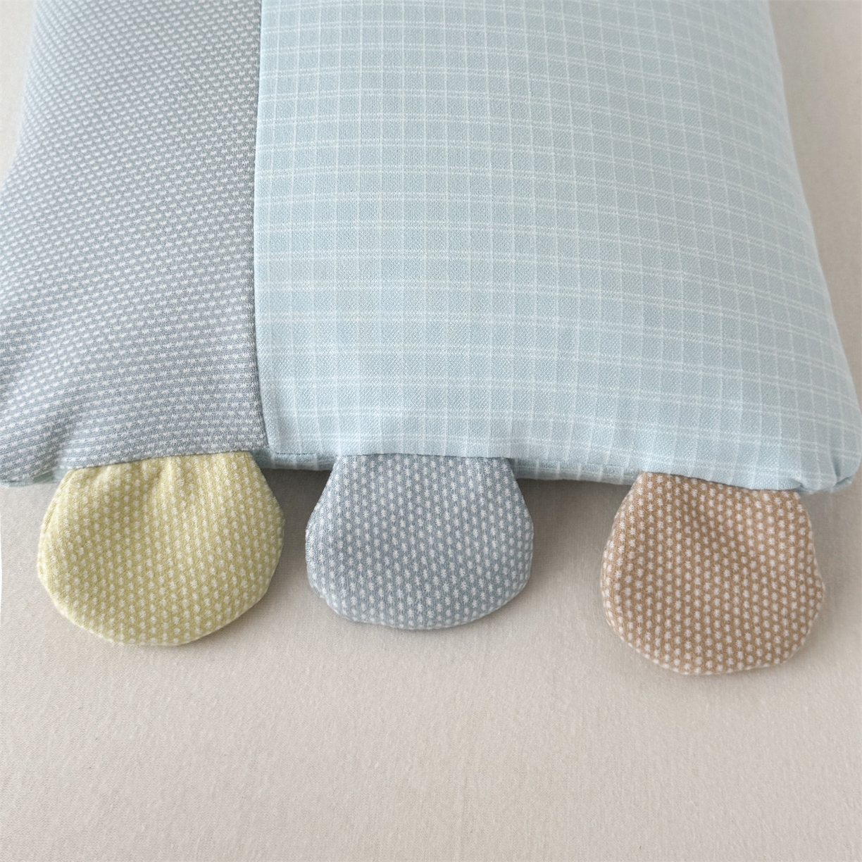 91家纺网 家纺一手货源 找家纺 麦肯锡 2025新款暖绒礼物熊安抚儿童荞麦枕 枕头枕芯 礼物熊-蓝色