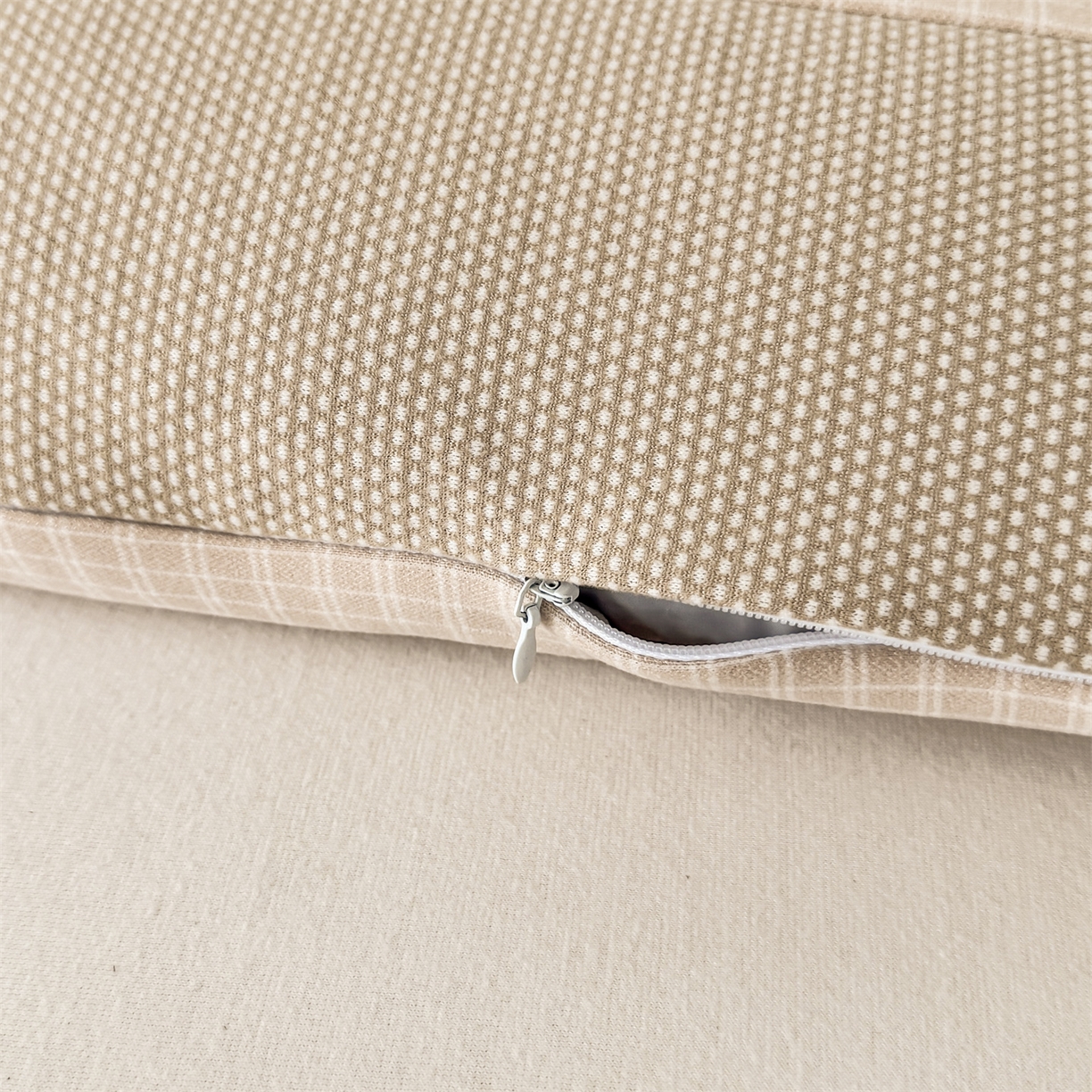 91家纺网 家纺一手货源 找家纺 麦肯锡 2025新款暖绒礼物熊安抚儿童荞麦枕 枕头枕芯 礼物熊-浅咖