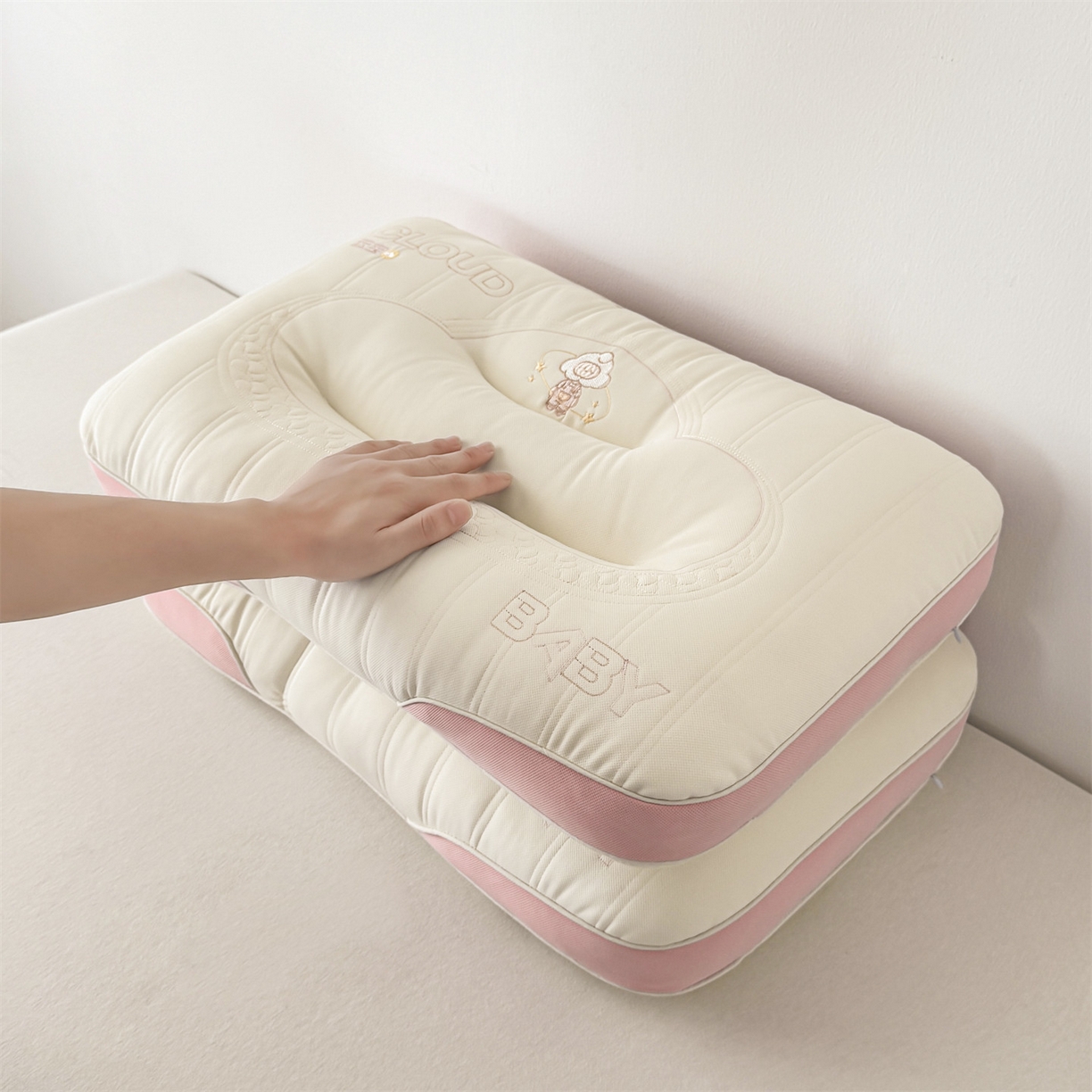 91家纺网 家纺一手货源 找家纺 麦肯锡 2025新款云宝释压倍暖枕 枕头枕芯 奶粉色