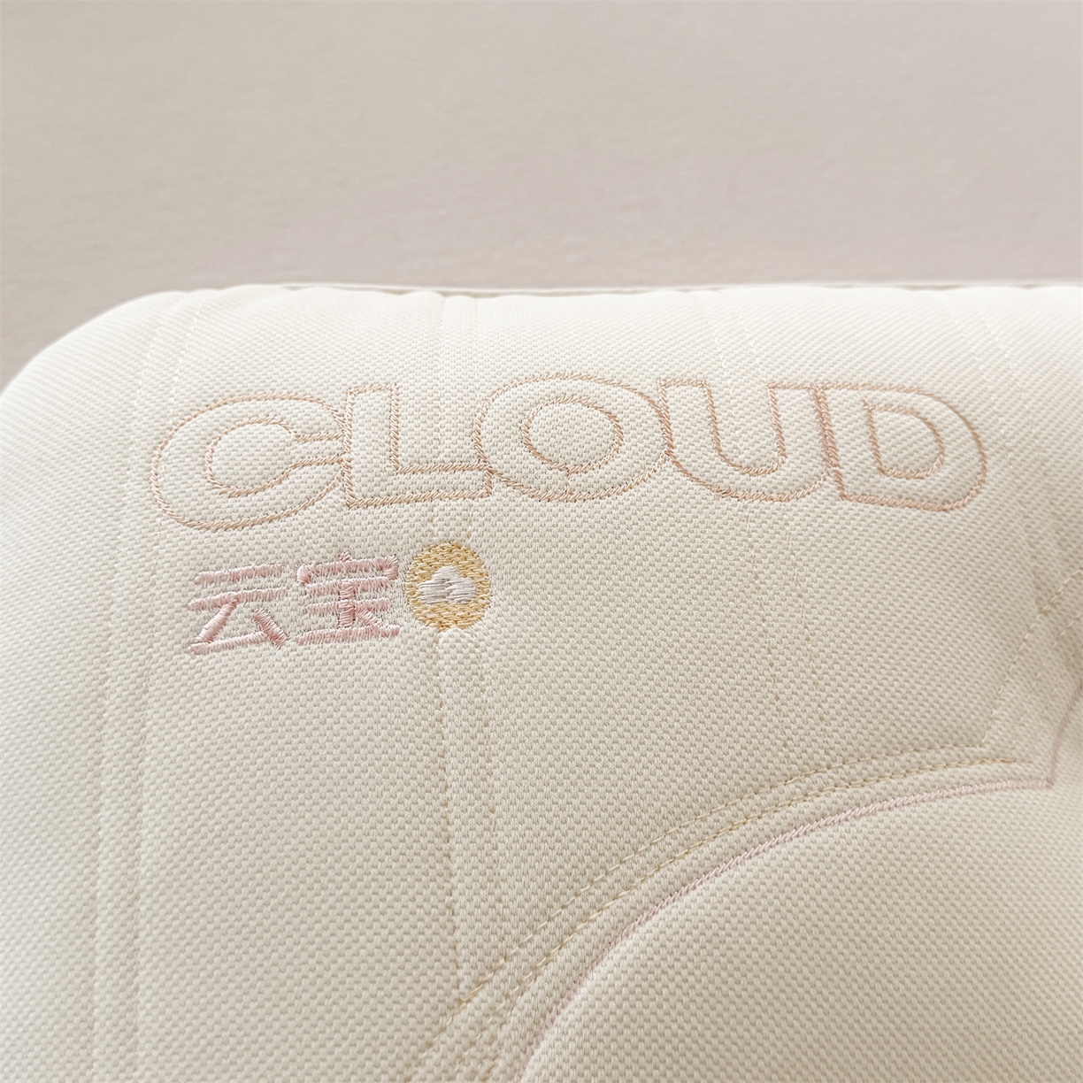 91家纺网 家纺一手货源 找家纺 麦肯锡 2025新款云宝释压倍暖枕 枕头枕芯 奶粉色