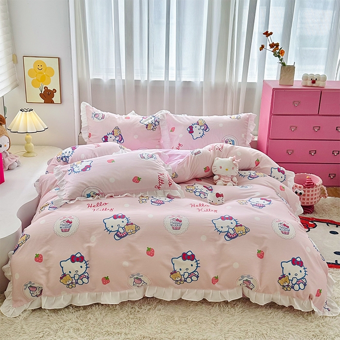 91家纺网 家纺一手货源 找家纺 玉元坊2025新款三丽鸥系列 全棉床单纯棉床裙三四件套  KT和熊粉-白花边款