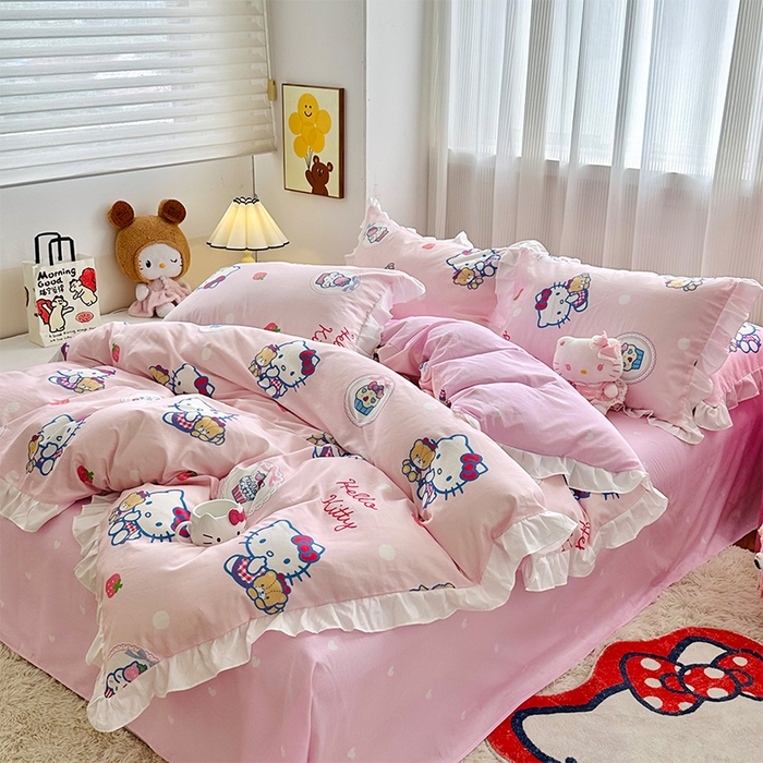 91家纺网 家纺一手货源 找家纺 玉元坊2025新款三丽鸥系列 全棉床单纯棉床裙三四件套  KT和熊粉-白花边款