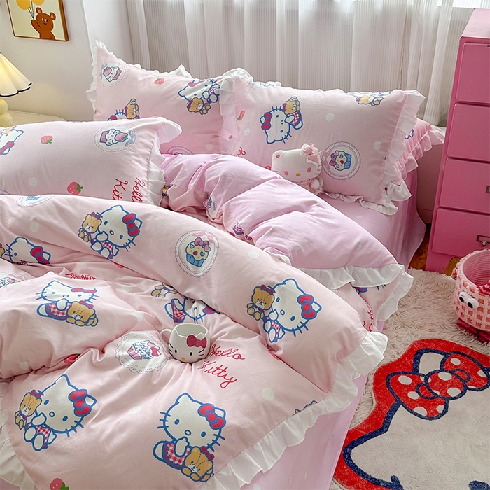 91家纺网 家纺一手货源 找家纺 玉元坊2025新款三丽鸥系列 全棉床单纯棉床裙三四件套  KT和熊粉-白花边款