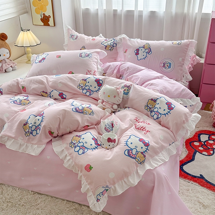 91家纺网 家纺一手货源 找家纺 玉元坊2025新款三丽鸥系列 全棉床单纯棉床裙三四件套  KT和熊粉-白花边款