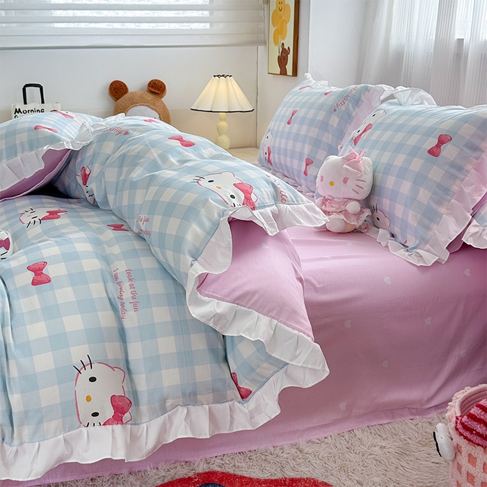 91家纺网 家纺一手货源 找家纺 玉元坊2025新款三丽鸥系列 全棉床单纯棉床裙三四件套  乖巧KT-白花边款