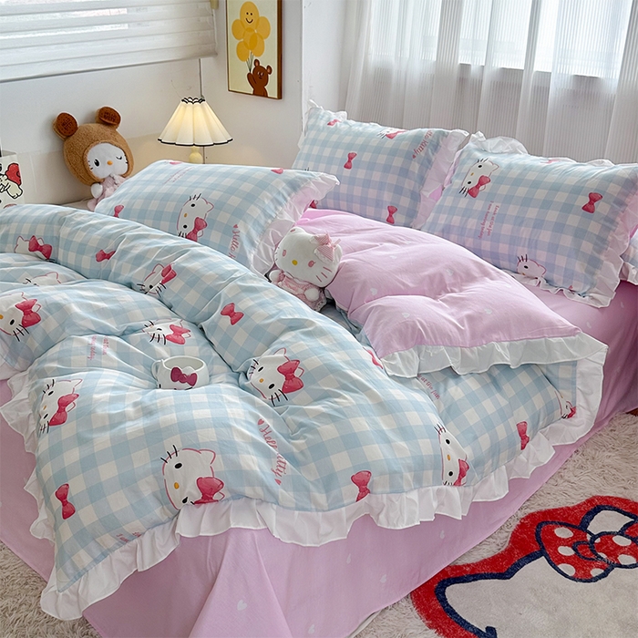 91家纺网 家纺一手货源 找家纺 玉元坊2025新款三丽鸥系列 全棉床单纯棉床裙三四件套  乖巧KT-白花边款