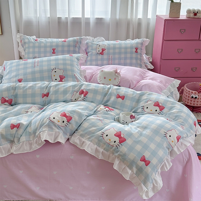 91家纺网 家纺一手货源 找家纺 玉元坊2025新款三丽鸥系列 全棉床单纯棉床裙三四件套  乖巧KT-白花边款