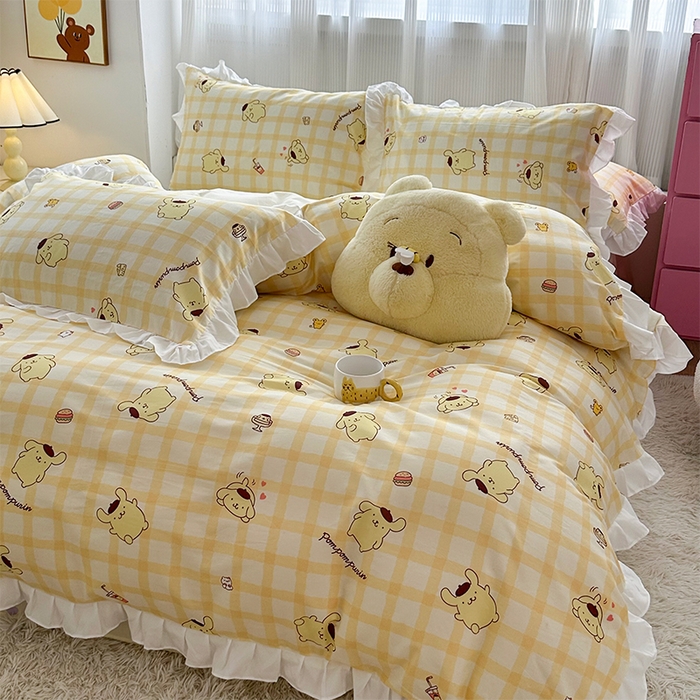 91家纺网 家纺一手货源 找家纺 玉元坊2025新款三丽鸥系列 全棉床单纯棉床裙三四件套  焦糖布丁狗-白花边款