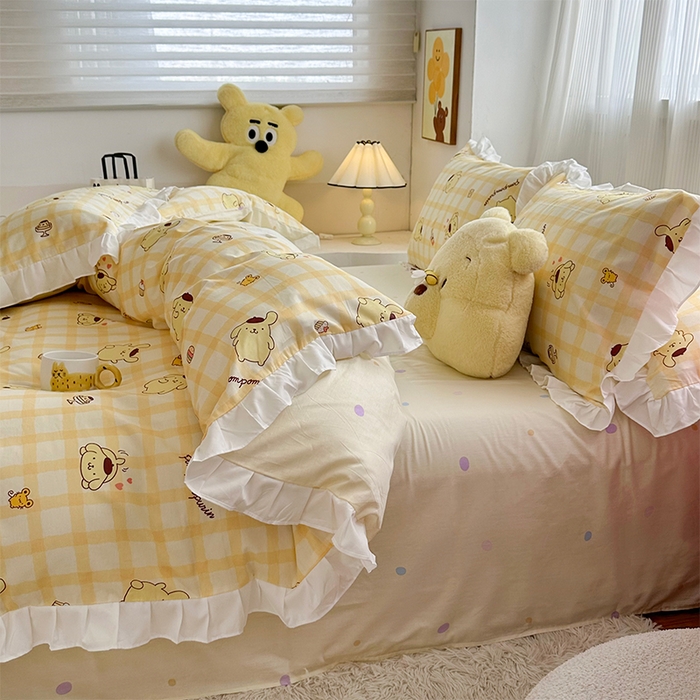 91家纺网 家纺一手货源 找家纺 玉元坊2025新款三丽鸥系列 全棉床单纯棉床裙三四件套  焦糖布丁狗-白花边款