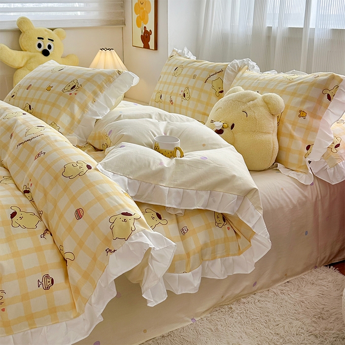 91家纺网 家纺一手货源 找家纺 玉元坊2025新款三丽鸥系列 全棉床单纯棉床裙三四件套  焦糖布丁狗-白花边款