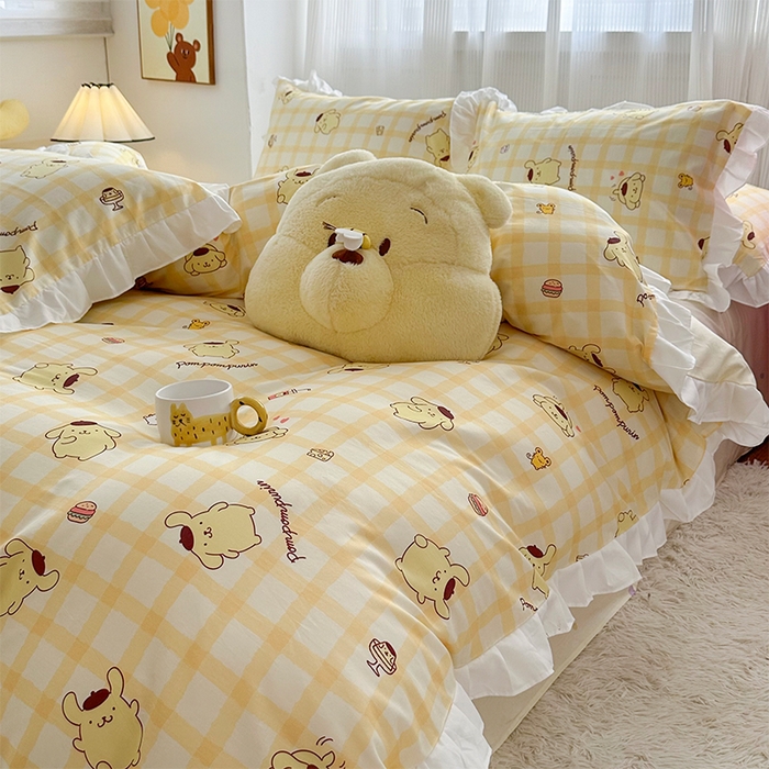 91家纺网 家纺一手货源 找家纺 玉元坊2025新款三丽鸥系列 全棉床单纯棉床裙三四件套  焦糖布丁狗-白花边款